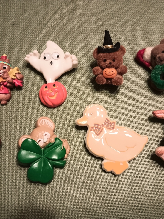 Hallmark Jewelry - Hallmark Cream Duck and Green Clover Brooches Set